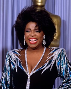 LOS ANGELES, CALIFORNIA - MARCH 30 : Oprah Winfrey backstage at the Academy Awards Show, March 30, 1987 in Los Angeles, California.  (Photo by Bob Riha, Jr./Getty Images)