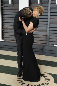 BEVERLY HILLS, CA - FEBRUARY 22:  Actors Dax Shepard (L) and Kristen Bell attend the 2015 Vanity Fair Oscar Party hosted by Graydon Carter at Wallis Annenberg Center for the Performing Arts on February 22, 2015 in Beverly Hills, California.  (Photo by Jon Kopaloff/FilmMagic)